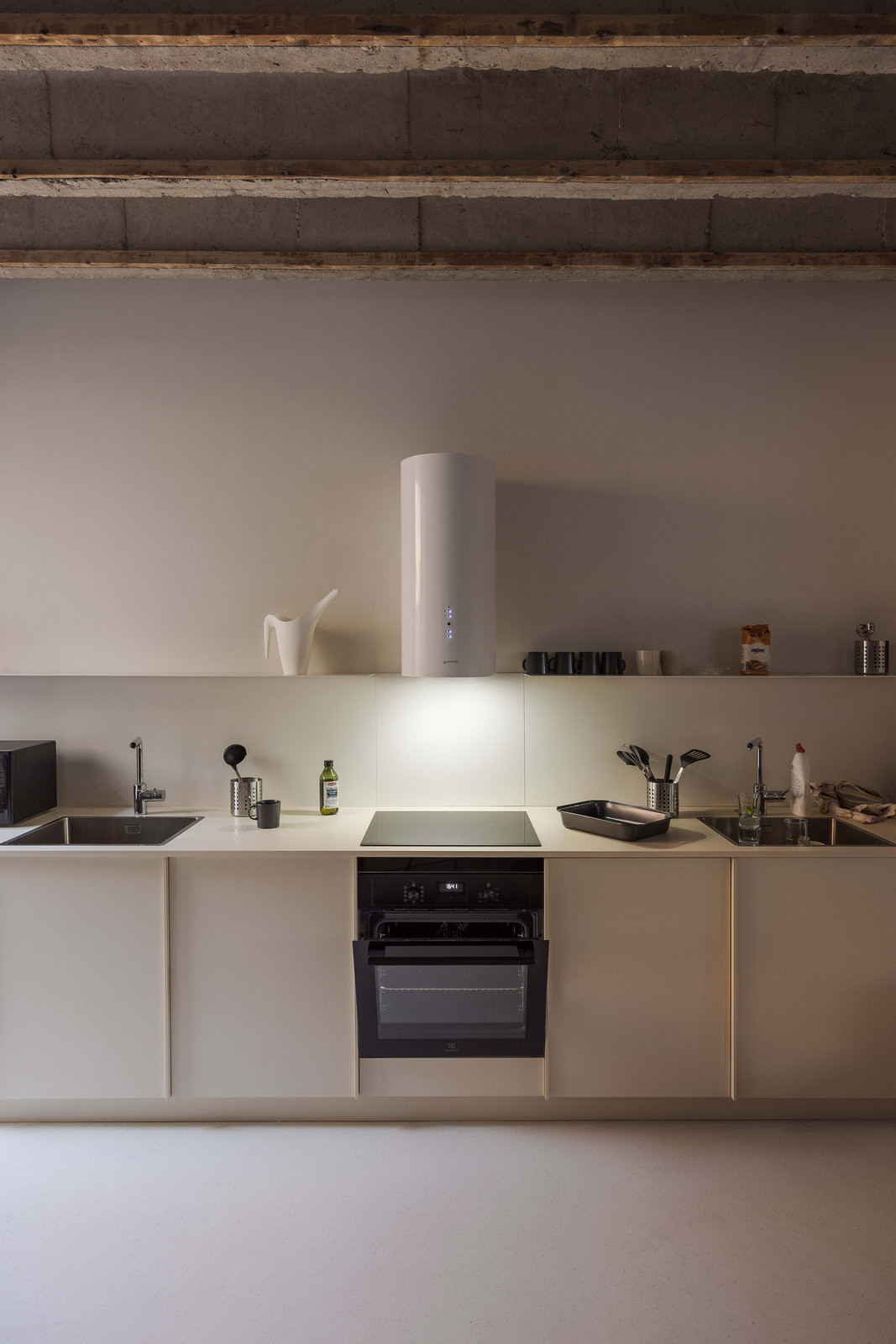 Kuchyně jsou zredukované jen na nezbytné minimum, důraz je kladen na společné prostory. (Metropol Be One Apartments v Bratislavě od BEEF ARCHITEKTI)