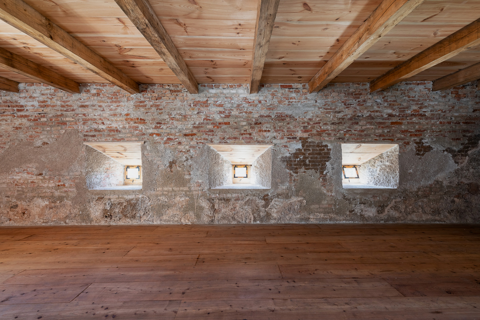 Hospodářská budova na hradě Uhrovec, Atelier ô / Martin Varga, Martin Kvitkovský, Pavol Pauliny