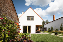 Rodinný dům v Dolních Dubňanech, CL3: Přírodní materiál v kombinaci s bílými omítkami a červenou střechou na místě působí stejně patřičně jako tvar a skladba domů