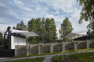 Letní kino Prachatice, Mimosa Architekti: Lomenicová gabionová stěna z žuly odděluje areál od bytové zástavby
