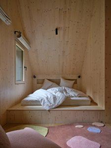 V patře se nacházejí dva soukromé pokoje. (Chalupa Na Kukačkách; edit! architects)