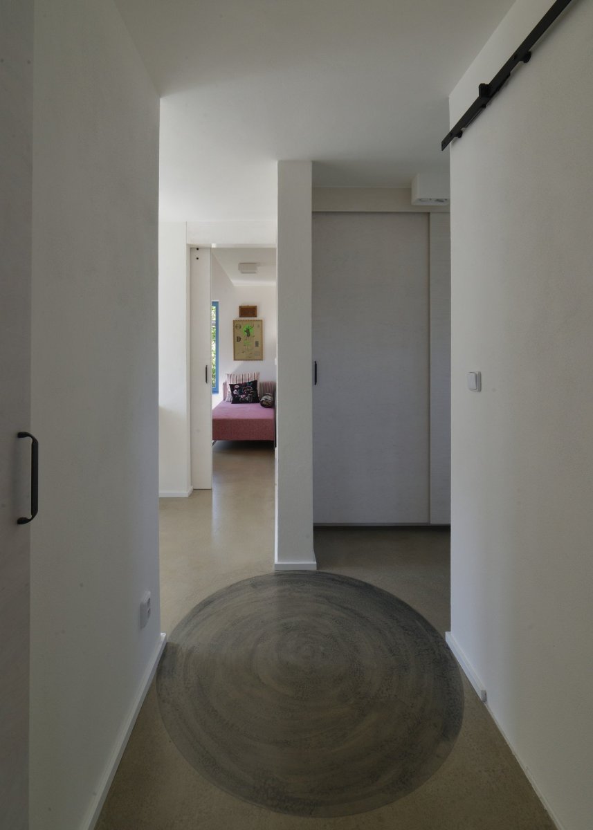 Pohled do chodby (Rodinný dům v Mníšku pod Brdy, 3+1 architekt)