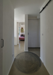 Pohled do chodby (Rodinný dům v Mníšku pod Brdy, 3+1 architekt)