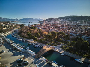 Historické městečko Trogir odděluje od pevniny kanál. (Lávka přes řeku v Trogiru je inspirována lodí; Prostorne Taktike)