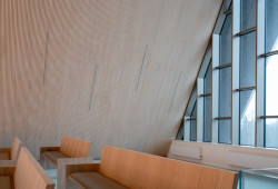 Interiér obřadní síně s akustickými panely Novatop - architektura obřadních síní na sebe nemá strhávat pozornost, ale zároveň musí vytvářet bezpečný prostor pro silné emoce.  (Rekonstrukce obřadní síně v Přerově; KT architekti)