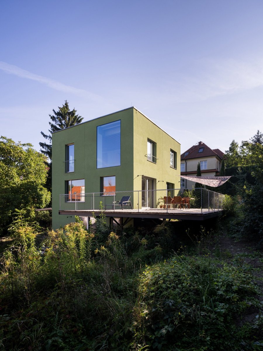Velké okno z pracovny má výhled na zeleň na okolních svazích. (AOC architekti, rezidence Zelený dům)