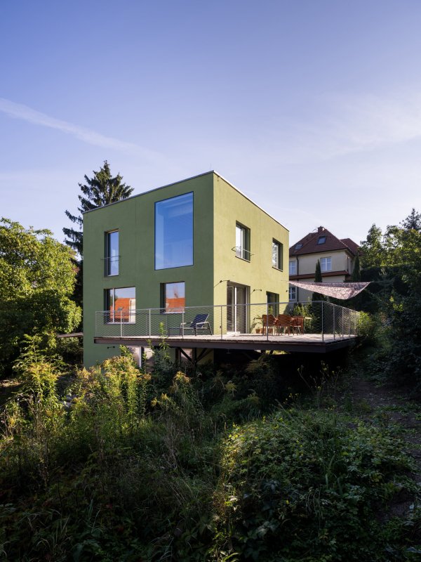 Velké okno z pracovny má výhled na zeleň na okolních svazích. (AOC architekti, rezidence Zelený dům)