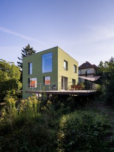 Velké okno z pracovny má výhled na zeleň na okolních svazích. (AOC architekti, rezidence Zelený dům)