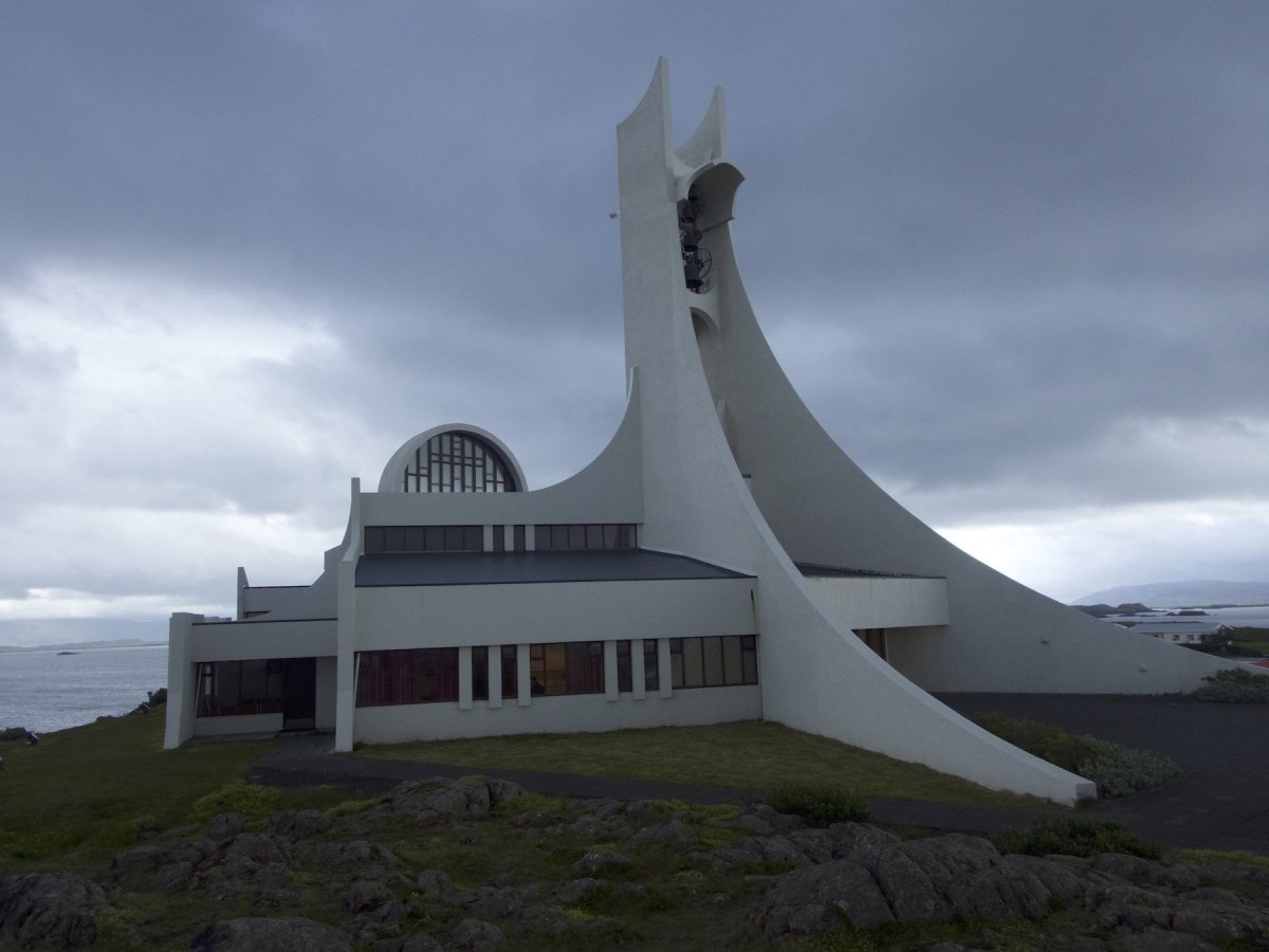 Kostel Stykkishólmskirkja, architekt Jóne Haraldsson, dokončen 1990