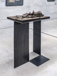 Všechny stojany exponátů jsou vyrobeny z kovu a výstava díky tomu působí sjednoceně