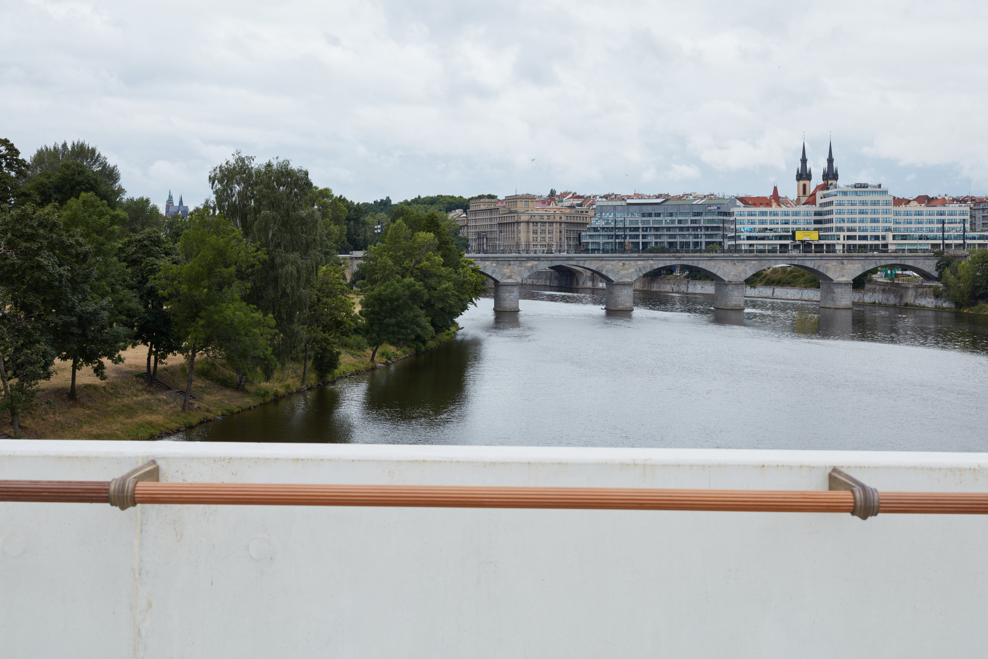 Z bílého ultravysokopevnostního betonu v některých místech vylézají ocelové mikrovýztuže v podobě "pilin". Tento problém se však má údajně brzo vyřešit a odstranit. Částečně tomu pomůže i koroze na povrchu, která časem "piliny" odstraní. Do té doby ale pozor na prsty.