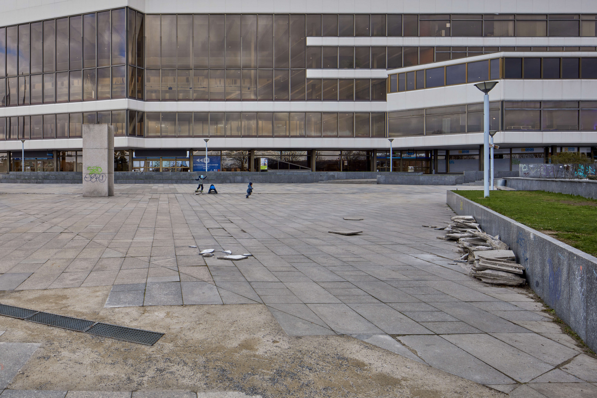 V současnosti exteriéry stavby trpí dlouhodobým neudržováním okolního veřejného prostoru a také instalací velkoplošných reklam na fasádách. Přes Nuselský most, u nějž Pakul stojí, denně projede okolo 160 000 aut, což zvyšuje poptávku po reklamách.