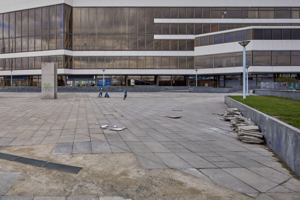 V současnosti exteriéry stavby trpí dlouhodobým neudržováním okolního veřejného prostoru a také instalací velkoplošných reklam na fasádách. Přes Nuselský most, u nějž Pakul stojí, denně projede okolo 160 000 aut, což zvyšuje poptávku po reklamách.