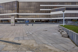 V současnosti exteriéry stavby trpí dlouhodobým neudržováním okolního veřejného prostoru a také instalací velkoplošných reklam na fasádách. Přes Nuselský most, u nějž Pakul stojí, denně projede okolo 160 000 aut, což zvyšuje poptávku po reklamách.