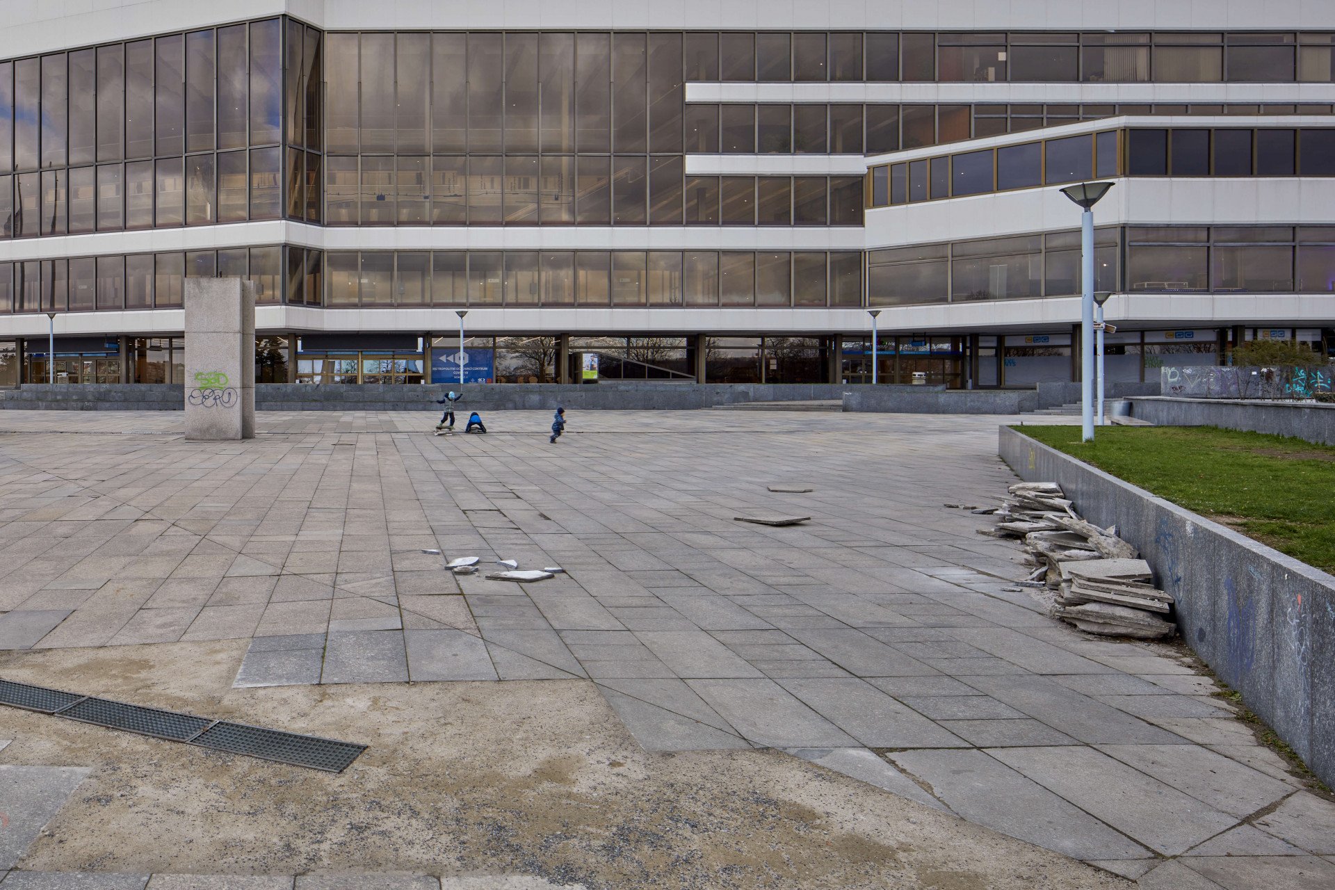 V současnosti exteriéry stavby trpí dlouhodobým neudržováním okolního veřejného prostoru a také instalací velkoplošných reklam na fasádách. Přes Nuselský most, u nějž Pakul stojí, denně projede okolo 160 000 aut, což zvyšuje poptávku po reklamách.