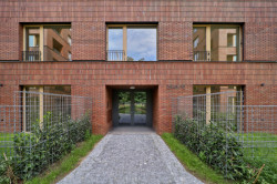 Na Julisce stojí tři nové bytové domy. Navrhlo je studio bod architekti.