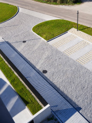 Struktury a povrchy provedené s péčí jako bychom ani nebyli na periferii. (Kanceláře postavené z CLT panelů; Studio Perspektiv)