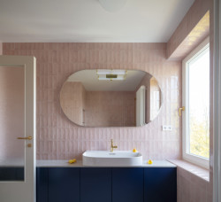 BY architects zrekonstruovali rodinný dům z 50. let v Praze s cílem zachovat charakter stavby.