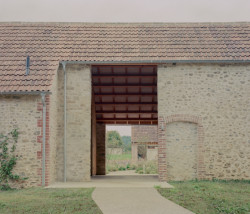 Komunitní centrum s ubytováním Waxall Yard, Clementine Blakemore Architects: Centrem celého areálu je klidný polouzavřený dvůr, do kterého se otevírají všechny přilehlé místnosti