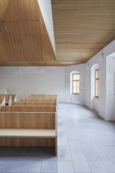 ... zvýšení stropu v rámci původního objemu pro dosažení vzdušnosti... (Smuteční síň ve Vimperku, Jakub Vašek)