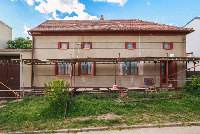 Hlinaři provádějí obnovu fasád pomocí přírodních omítek a nátěrů.