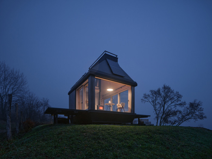 Nevedou sem žádné sítě - elektřina je ze solárních panelů, teplou vodu a vaření obstarají plynové bomby. (Domek ve vinici; Ark-Shelter, Archekta)
