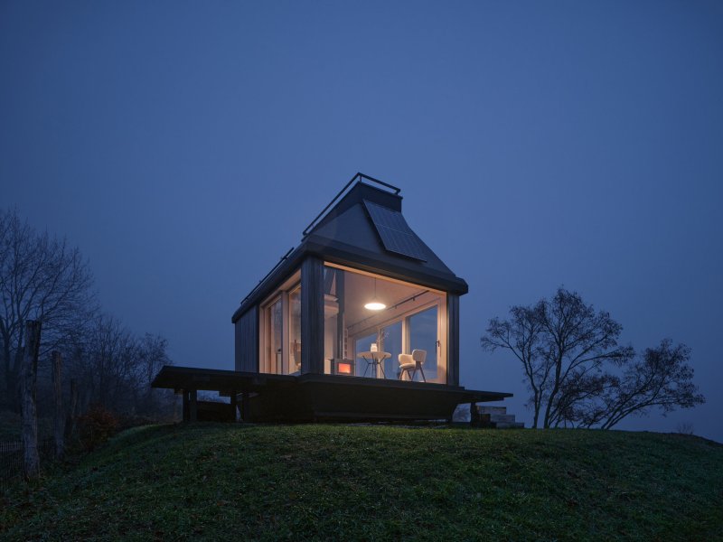 Nevedou sem žádné sítě - elektřina je ze solárních panelů, teplou vodu a vaření obstarají plynové bomby. (Domek ve vinici; Ark-Shelter, Archekta)