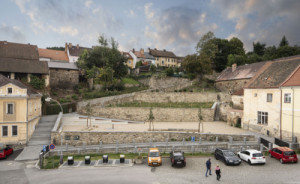 Celkový pohled na zrekonstruované terasy z protilehlé budovy gymnázia a nově odkryté koryto Křesanovského potoka. (Pivovarské terasy; Steiner a Malíková krajinářští architekti, Roman Brychta Architekti)
