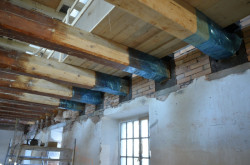 Pro zateplení rekonstruované budovy byly použity pórobetonové izolační desky Multipor, které umožnily zateplit objekt z méně hodnotné strany budovy, v tomto případě z interiéru.