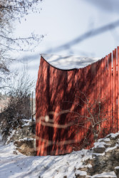 Chata v Sušici, BYRÓ architekti: ... ty se od sebe v místě plotu postupně oddalují