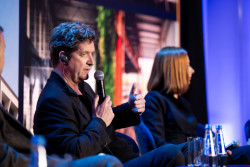 Další z přednášejících byl Ian Bogle, zakladatel Bogle Architects, kteří mají kancelář nejen v Praze, ale i v Londýně a v Hong Kongu. Téma diskuze bylo  NEW or ReNEWed? Revitalizing buildings as the future of architecture.