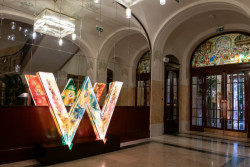 Historická budova hotelu prošla rekonstrukcí s přihlédnutím k její památkové a architektonické kvalitě. Původní prvky se restaurovaly a obnovovaly. Ke změnám, včetně těch dispozičních, ale docházelo také.