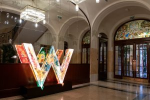 Historická budova hotelu prošla rekonstrukcí s přihlédnutím k její památkové a architektonické kvalitě. Původní prvky se restaurovaly a obnovovaly. Ke změnám, včetně těch dispozičních, ale docházelo také.