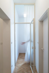 Interiér bytu A.4 od Barbory Kudelové z ateliéru HRA