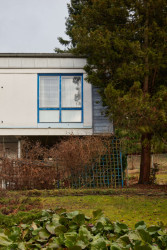 Dům je postavený na 9 ocelových pilířích.