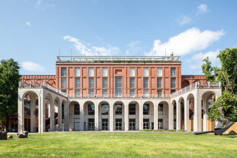 Výstava Made by Fire probíhá v prostorách Triennale Milano
