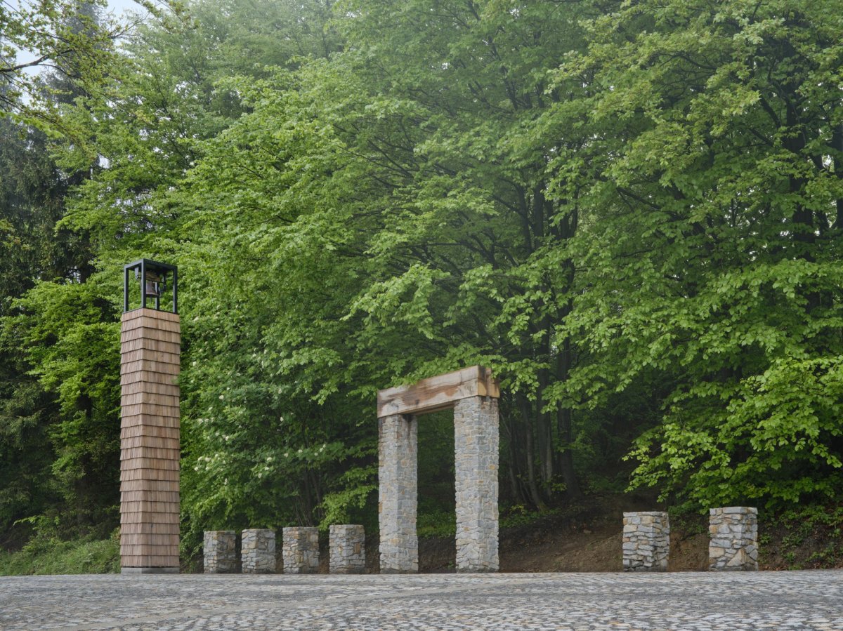 Je tu také Brána Pusteven, pomyslný vstup do sedla. (Brána Pusteven; henkai architekti)