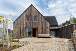 Majitelé chalupě přezdívají „rodinná bouda“. (OK PLAN ARCHITECTS, Rodinná bouda)