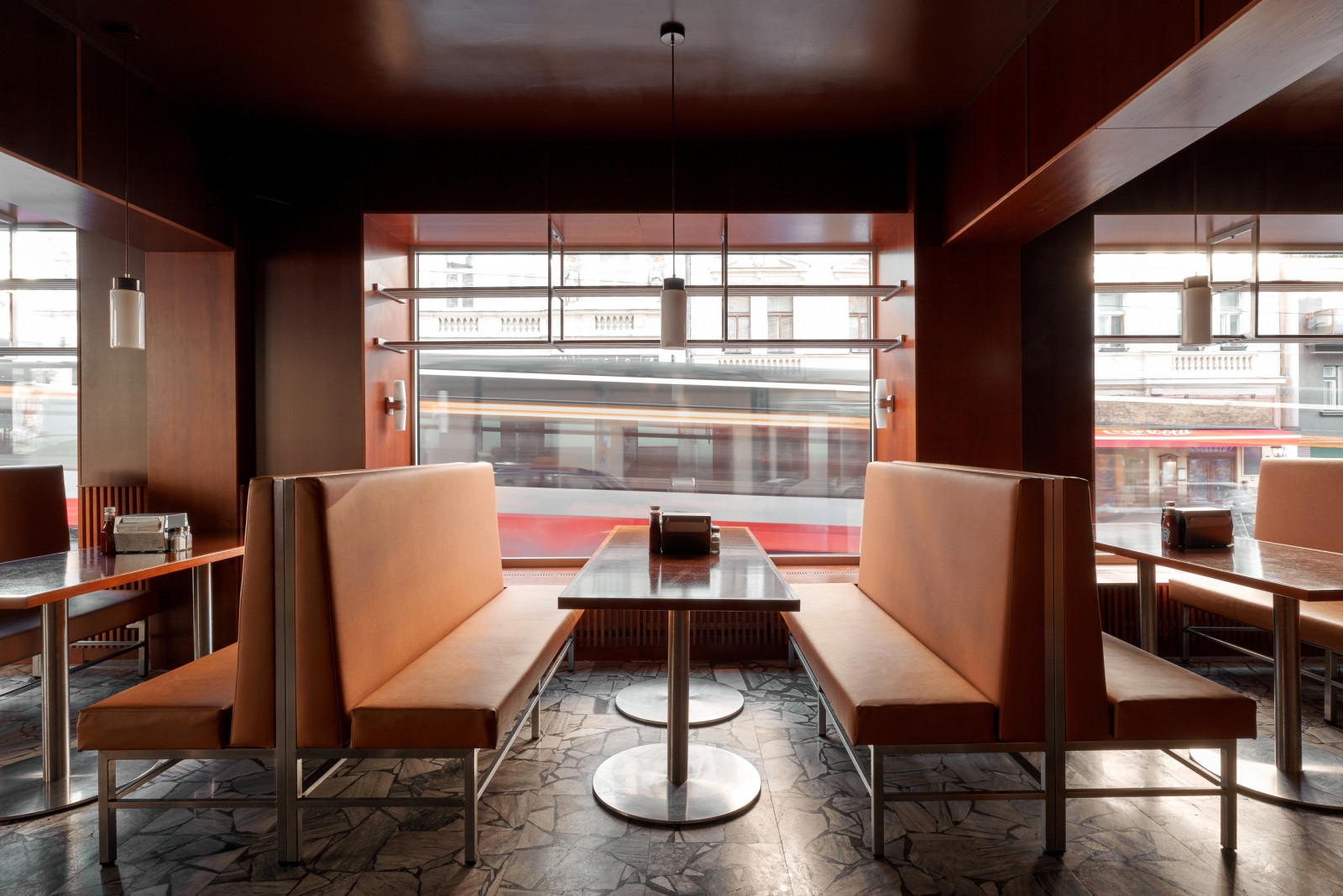 Americká estetika se zde propisuje jak do chuti jídla, tak do podoby celého interiéru. (0,5 studio, Sandwich Rodeo)