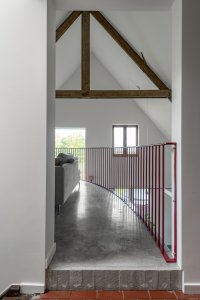 V galerii v mezipatře si  můžete sednout do křesla a poslouchat kuchyňský ruch v přízemí. 