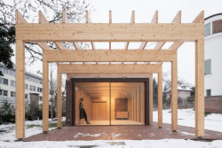 Stejně jako ta je obložený režnými cihlami, do exteriéru se zároveň propisuje jeho konstrukce ze dřeva. (Rekonstrukce a přístavba k vile v Praze-Vinohradech, PAPUNDEKL ARCHITEKTI)