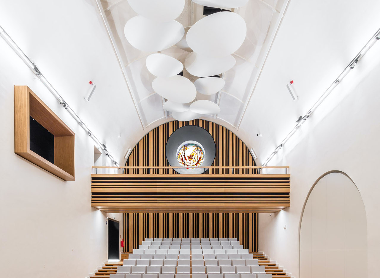 Koncertní síň Otakara Jeremiáše v kostele sv. Anny po rekonstrukci od studia A8000