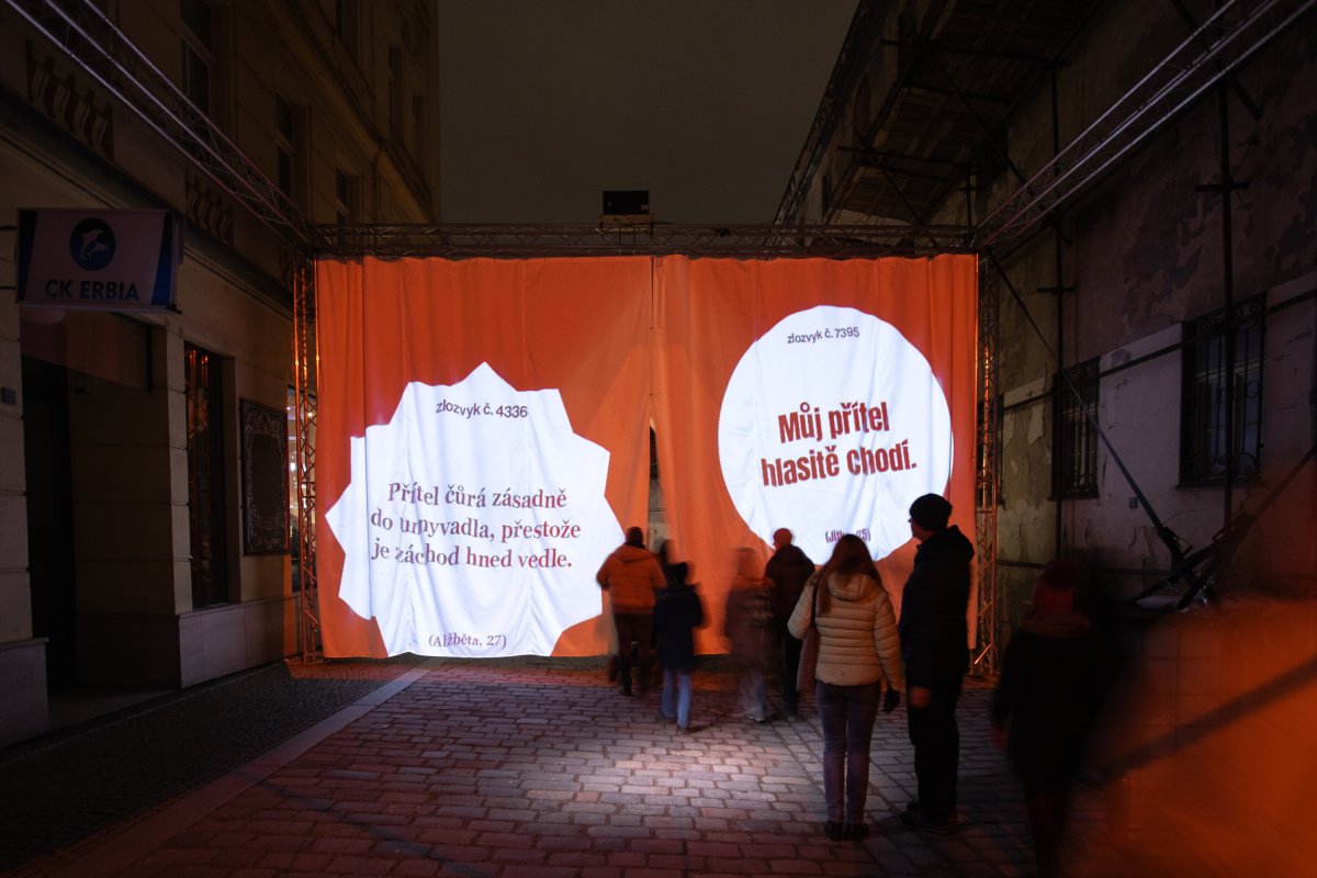 Večerní výjev: zlozvyky se promítají na opony (Peer Collective a Kateřina Šedá, Festival vánočních zlozvyků)