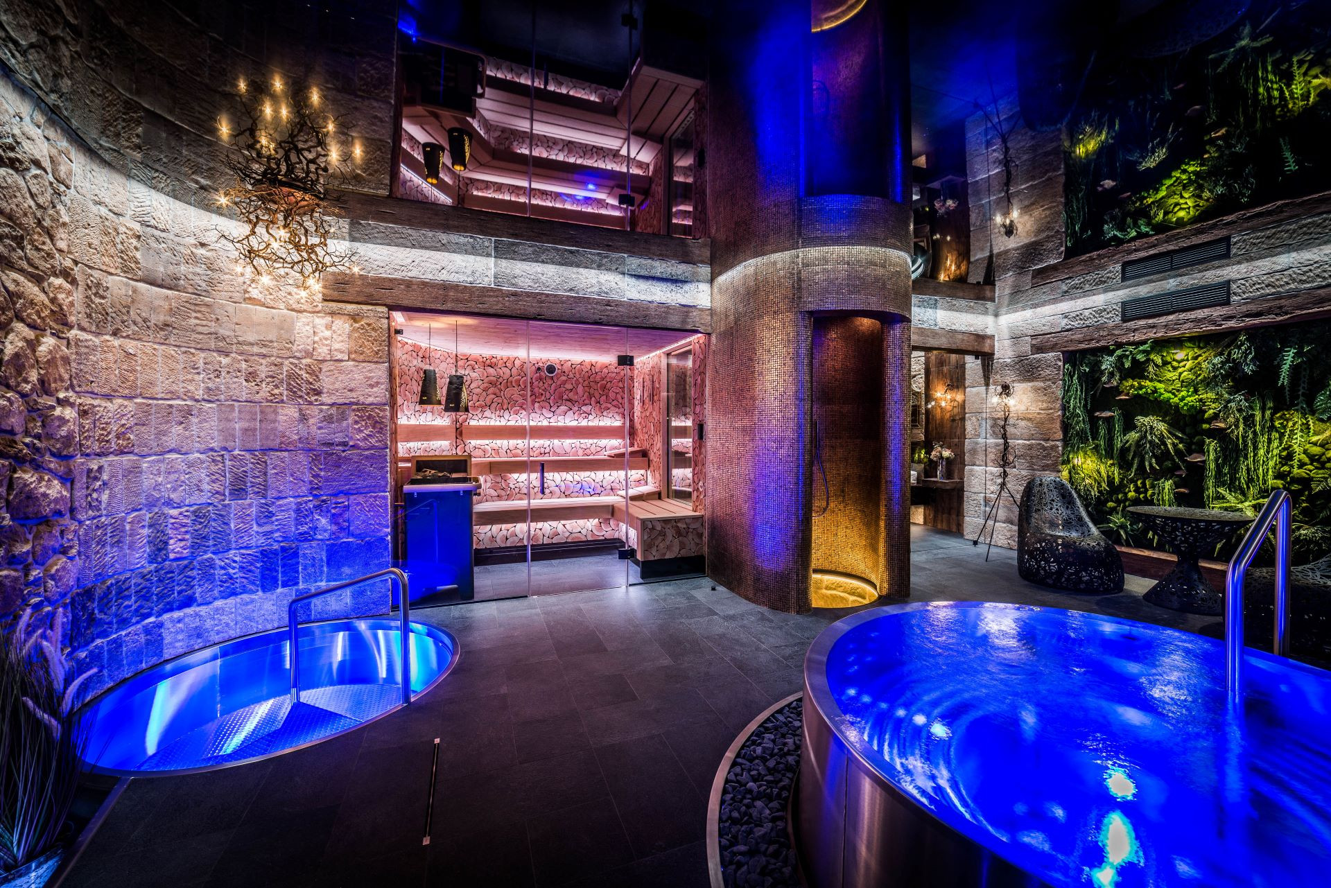 Rustikální wellness resortu Kovárna s dominantní originální zážitkovou sprchou 