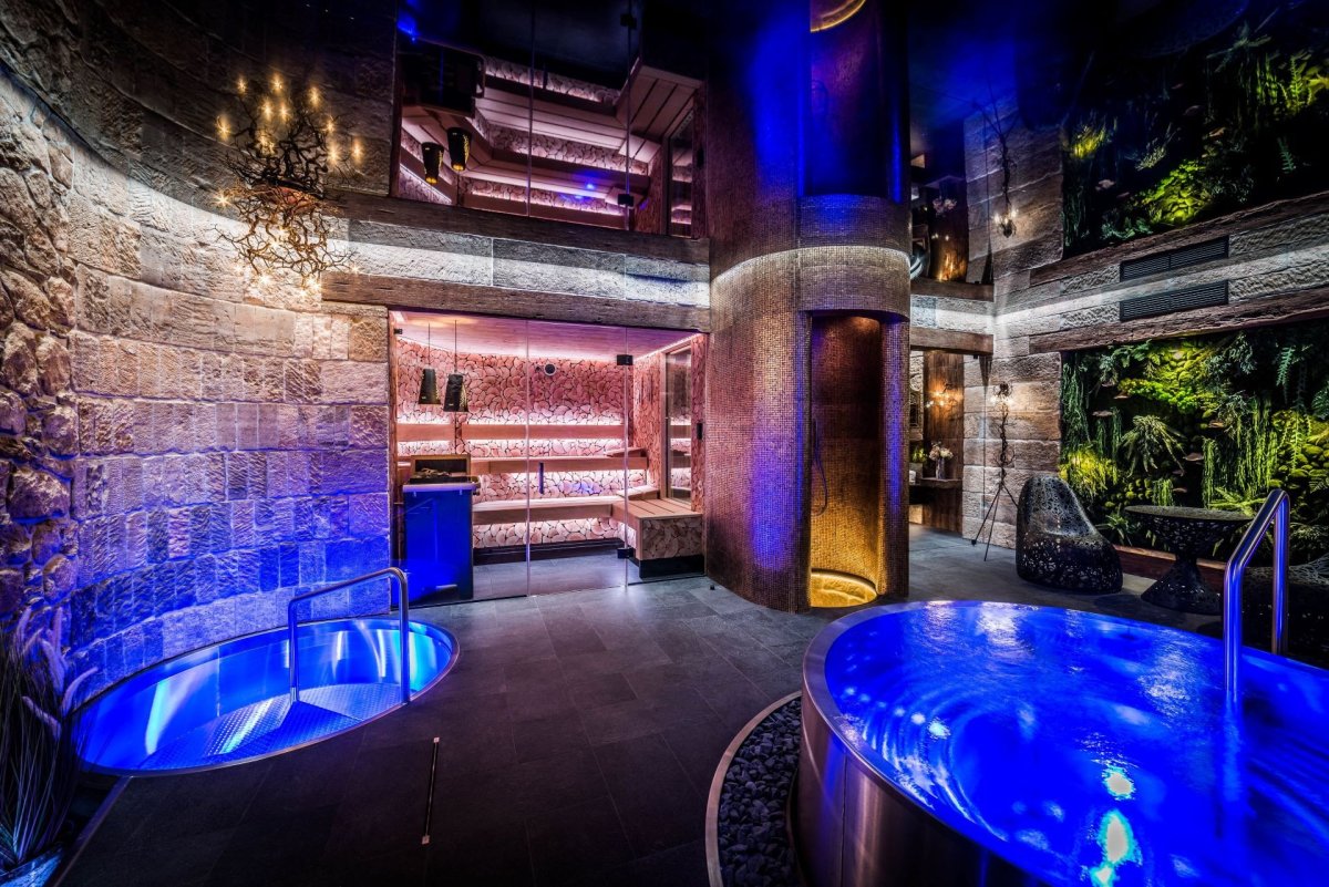Rustikální wellness resortu Kovárna s dominantní originální zážitkovou sprchou 