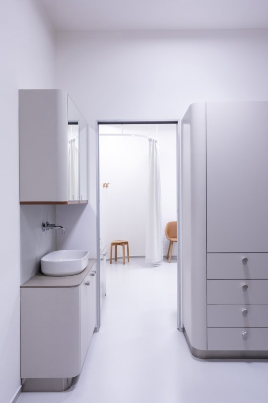 Volba základních materiálů se odvíjela od potřeb samotné polikliniky. Podlaha je kaučuková a stěny okolo toalet, veškerých umyvadel a některých dalších míst v ordinacích pokrývá stěrka na bázi zušlechtěného cementu, která je velmi dobře omyvatelná.