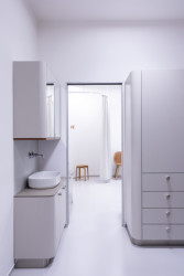 Volba základních materiálů se odvíjela od potřeb samotné polikliniky. Podlaha je kaučuková a stěny okolo toalet, veškerých umyvadel a některých dalších míst v ordinacích pokrývá stěrka na bázi zušlechtěného cementu, která je velmi dobře omyvatelná.