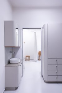 Volba základních materiálů se odvíjela od potřeb samotné polikliniky. Podlaha je kaučuková a stěny okolo toalet, veškerých umyvadel a některých dalších míst v ordinacích pokrývá stěrka na bázi zušlechtěného cementu, která je velmi dobře omyvatelná.