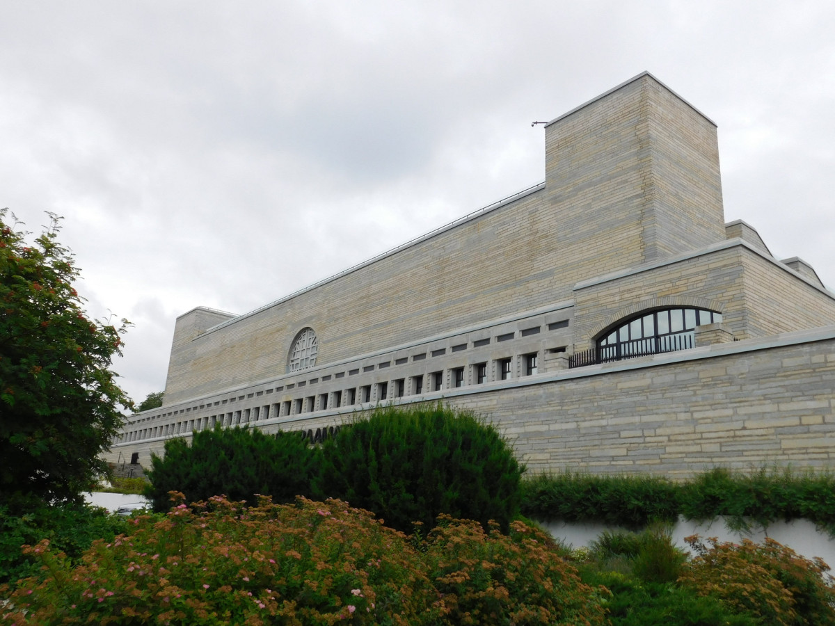 Národní knihovna Estonska v Tallinnu. Monumentální brutalistní stavba vznikla podle návrhu architekta Raineho Karpa a interiérového designéra Suleva Vahtry.