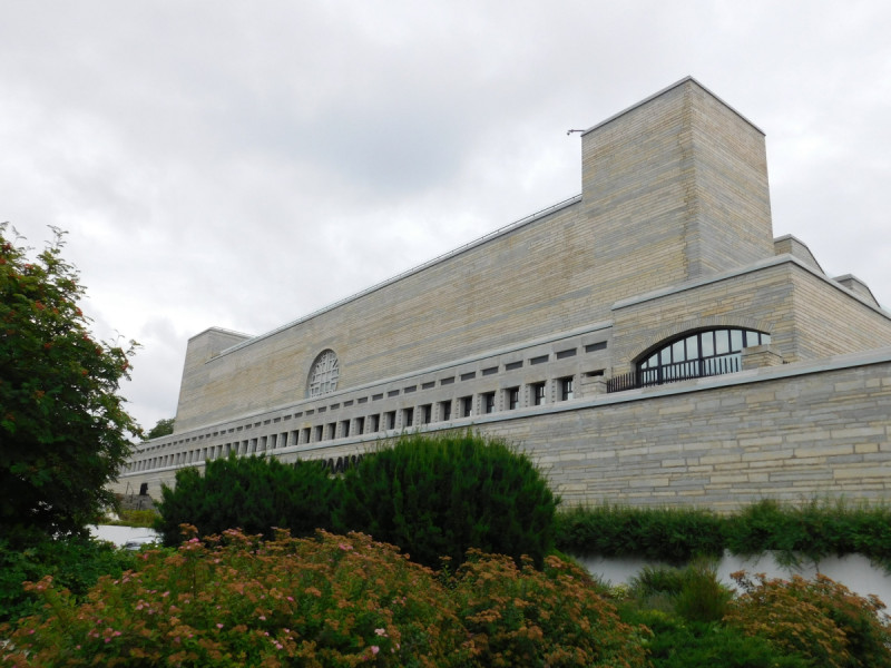 Národní knihovna Estonska v Tallinnu. Monumentální brutalistní stavba vznikla podle návrhu architekta Raineho Karpa a interiérového designéra Suleva Vahtry.